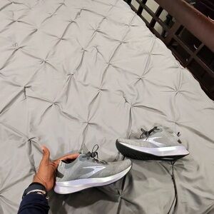 Brooks Men's Silver and Black Athletic Shoes